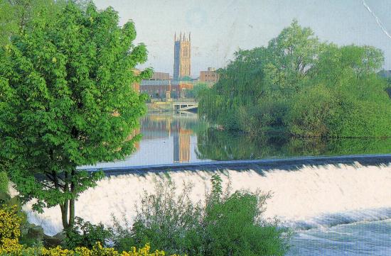 La rivière Derwent et la Cath.de Derby en Angl.