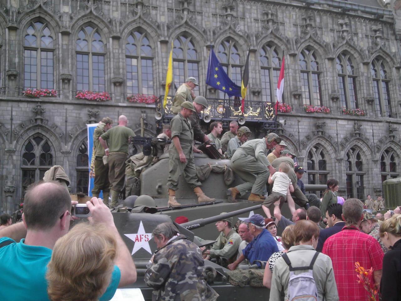 Mons (Belgique) défilé véhicules milit.